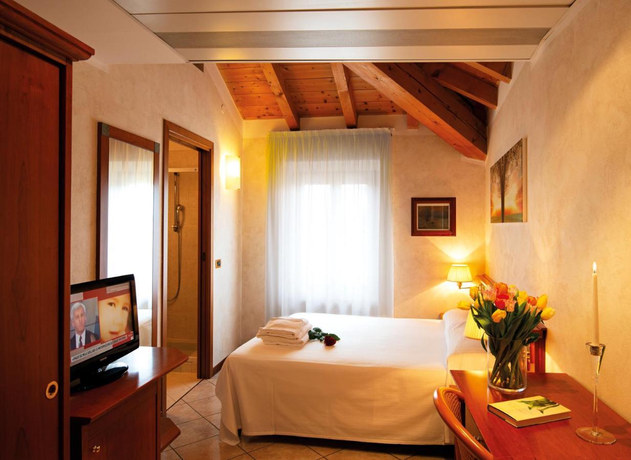 Hotel Corte Regina Sirmione Exterior photo
